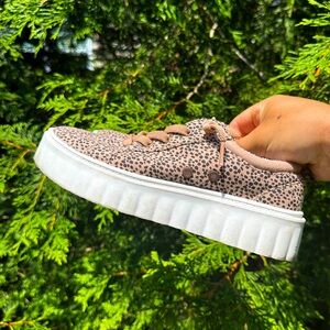 ROXY PLATFORM ANIMAL SNEAKERS. CONDITION IS USED. SZ 7W.